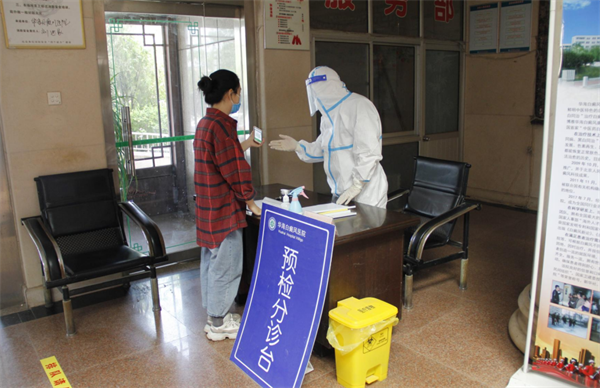 预检分诊处人员查健康码