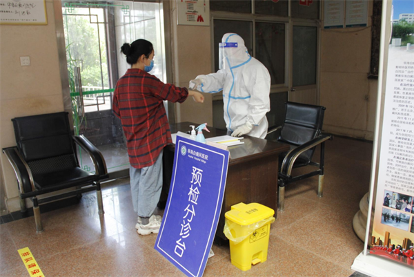 为患者测量体温