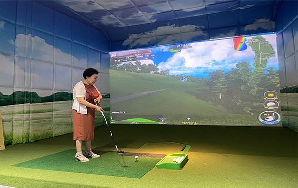 成院长体验模拟高尔夫运动